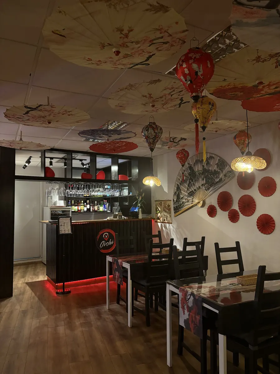 Bar mit OISHI-Logo, Papierschirmen und Laternen an der Decke