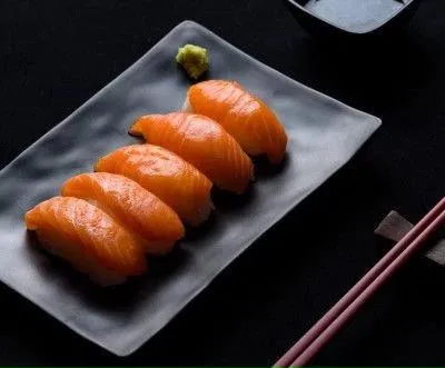 Lachs-Nigiri auf Schieferplatte